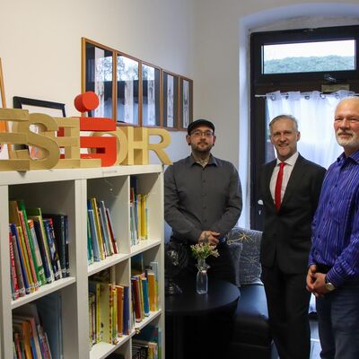 Tafelkoordinator Andreas Knospe (l.) und AWO-Geschäftsführer Kai-Gerrit Bädje (r.) zeigen Helge Albrecht von der Harzsparkasse die neue Tafel-Bibliothek Eselsohr