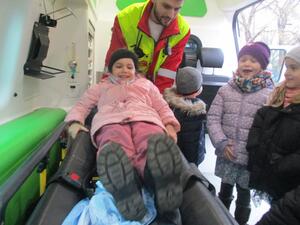 Im Rettungswagen lernten die Kinder, wie die Sanitäter*innen arbeiten.