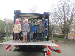 Beim THW konnten die Kinder den großen Transporter mit all den Gerätschaften erkunden.