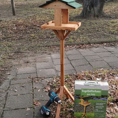 Um Vogelfutter verteilen zu können, wurde ein Vogelhaus aufgestellt.