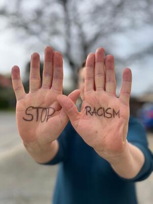 Hände mit der Aufschrift 'Stop Racism'