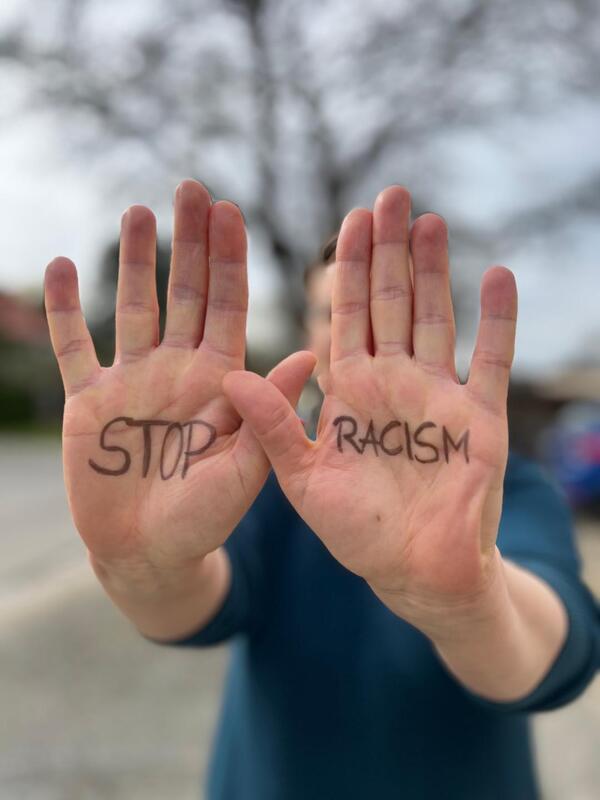 Hände mit der Aufschrift 'Stop Racism'