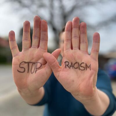 Hände mit der Aufschrift 'Stop Racism'