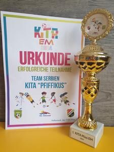 Pokal und Urkunde der Mini-EM