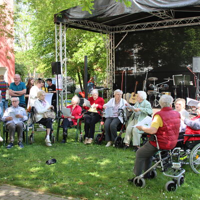 Platzkonzert der Gesangsgruppe des Pflegezentrums "Am Kleers"