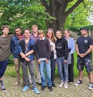 Die Musiker*innen mit Tafelkoordinator Adreas Knospe