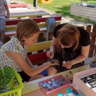 Kinder bekommen Glitzertattoos