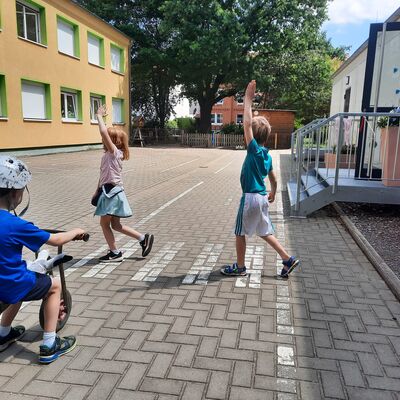 Kinder üben Verkehrsregeln in der Kita 