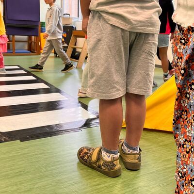 Kinder üben sich am Fußgängerübergang