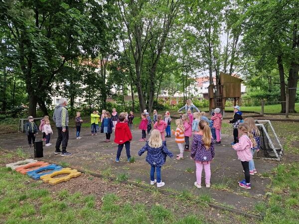 Die Kinder beim Tanzen