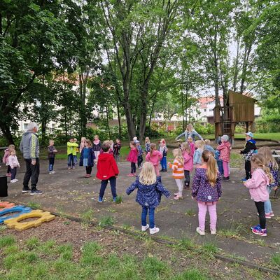 Die Kinder beim Tanzen
