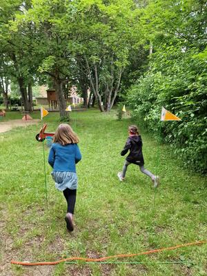 Kinder laufen Slalom