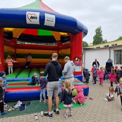 Kinder auf der Hüpfburg