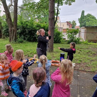 Die Kinder tanzen den Macarena