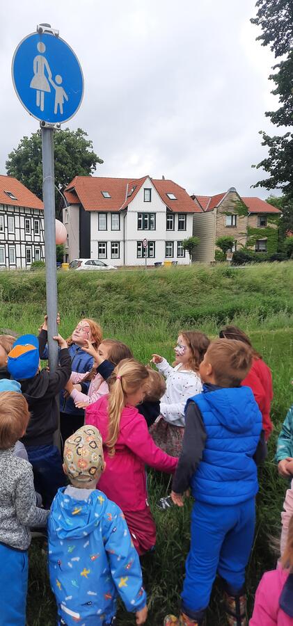 Kinder finden das gesuchte Schild