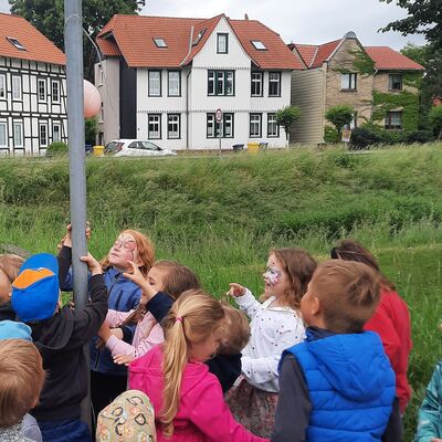 Kinder finden das gesuchte Schild