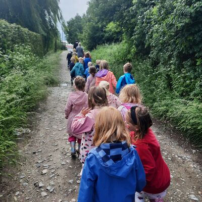 Kinder folgen den Hinweisen
