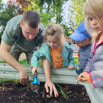Kinder planzen Jungplanzen ein 