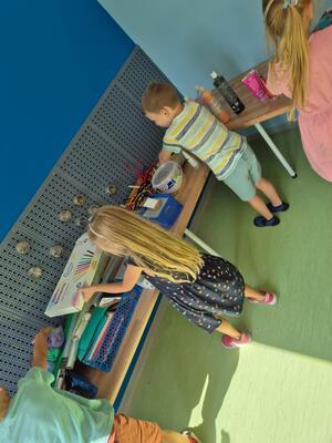 Kinder helfen einräumen