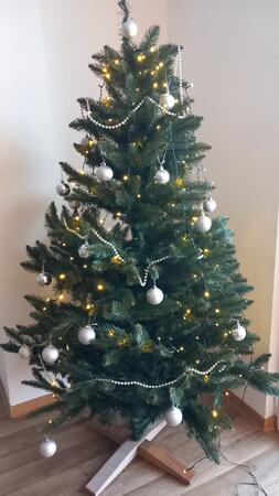 Ein festlich geschm&uuml;ckter Weihnachtsbaum