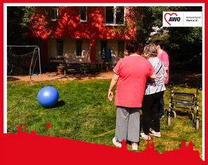 Fußballspielen wird mit etwas Hilfe und großen Bällen ein Kinderspiel