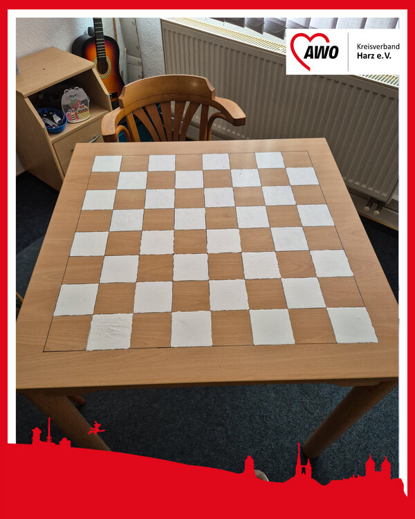 Zwei der Tische wurden mit einem festen Motiv bemalt, n&auml;mlich mit &raquo;Mensch &Auml;rgere Dich nicht&laquo; und &raquo;Schach&laquo;. 