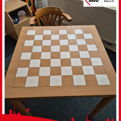 Zwei der Tische wurden mit einem festen Motiv bemalt, n&auml;mlich mit &raquo;Mensch &Auml;rgere Dich nicht&laquo; und &raquo;Schach&laquo;. 