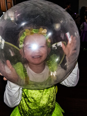 Kind feiert Fasching