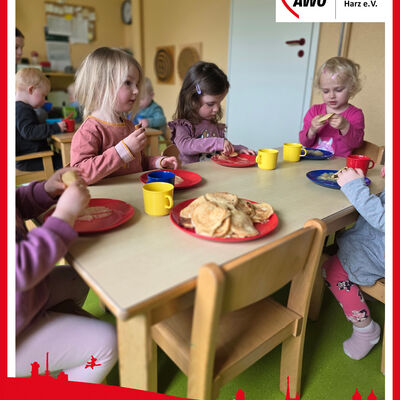 Die Kinder der Kita &raquo;Bienchen&laquo; lernen, wie Eierkuchen entstehen