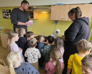 Die Kinder der Kita &raquo;Bienchen&laquo; lernen, wie Eierkuchen entstehen 02