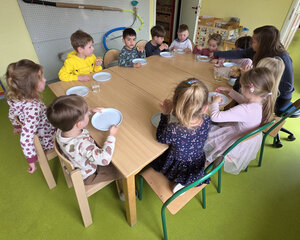 Die Kinder der Kita &raquo;Bienchen&laquo; lernen, wie Eierkuchen entstehen 03