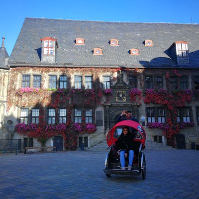 e-Rikscha vor dem Rathaus