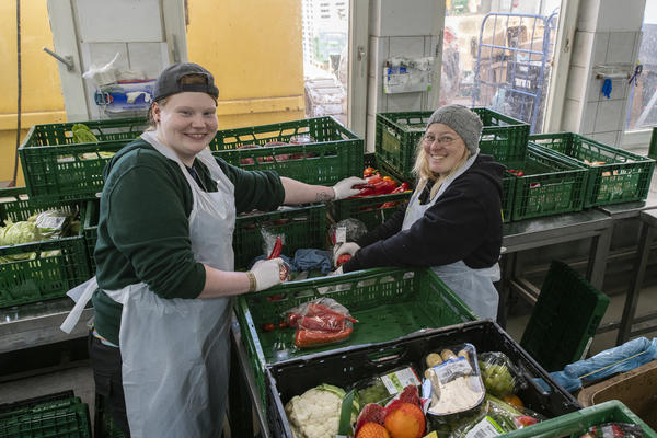 2019-04-08_067_Dortmunder_Tafel_Lebensmittelsortierung__c_NikolausUrban