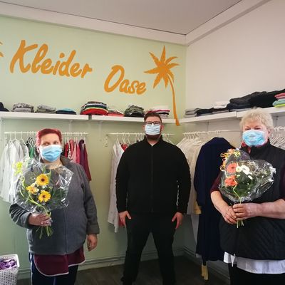 Das Team der KleiderOase mit Tafel-Koordinator Robin Gerloff