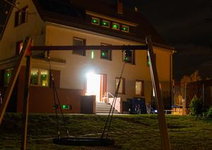 Das AWO Kinder- und Jugenhaus Marie Juchacz in Harzgerode erleuchtete am Montagabend in grün (2)_k