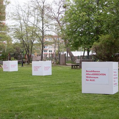Im Garten des AWO Familien- und Pflegezentrums Am Kleers in Quedlinburg stehen die Boxen mit Forderungen an die Politik_l
