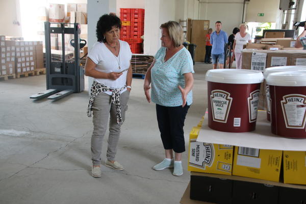 Angie Reinecke (l.) und Marlis Röbbeling im Gespräch