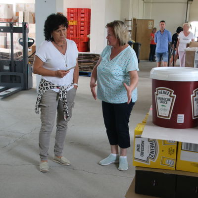 Angie Reinecke (l.) und Marlis Röbbeling im Gespräch