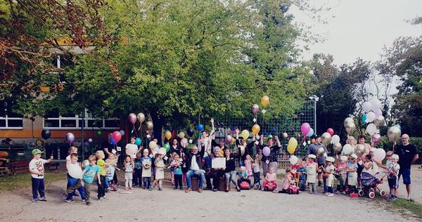 Gruppenbild Scheck+Luftballon