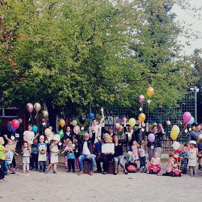 Gruppenbild Scheck+Luftballon