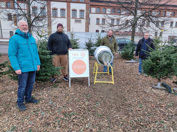 Harzer Tanne spendet Weihnachtsbäume an Tafel-Kund*innen