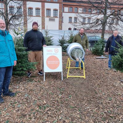 Harzer Tanne spendet Weihnachtsbäume an Tafel-Kund*innen