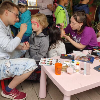 Beim Kinderschminken standen die Jungen und Mädchen Schlange.