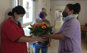 Brbel Sacks (links) kmpft mit den Trnen als ihr Sandy Krajewski (rechts) und Dagmar Richter zum Abschied Blumen berreichen.